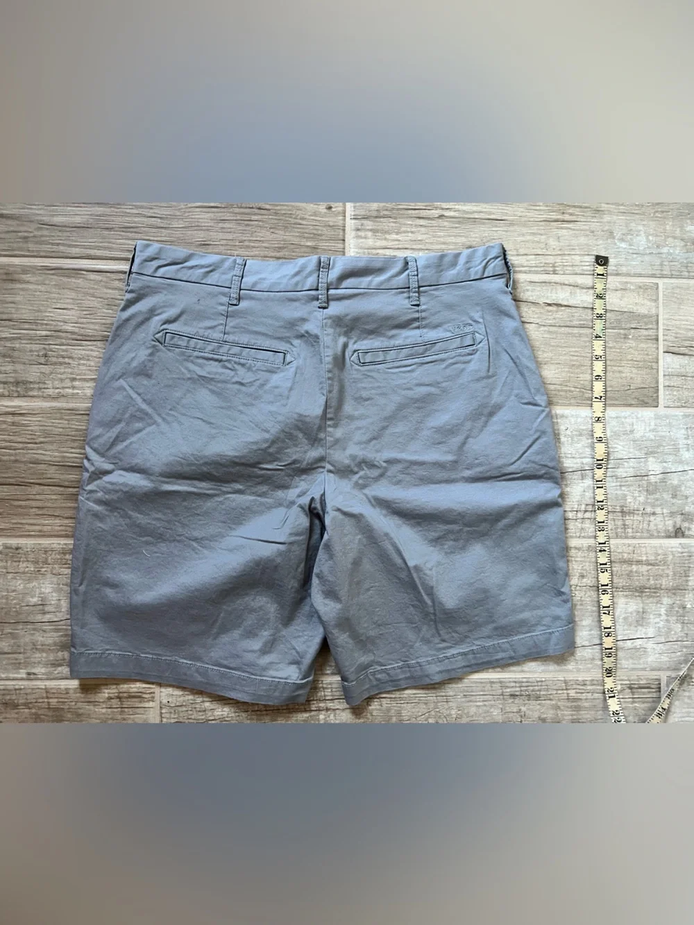 Izod Men's Gray Flat Front Chino Shorts